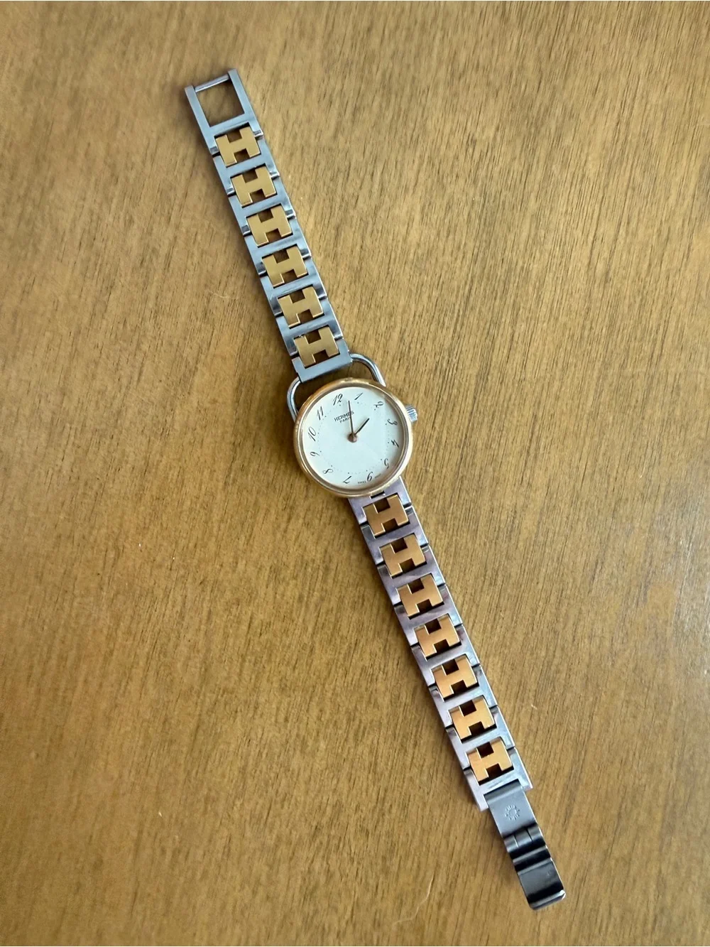 AUTH Hermès Two-Tone Round Dial Women's Watch in Cream and Gold